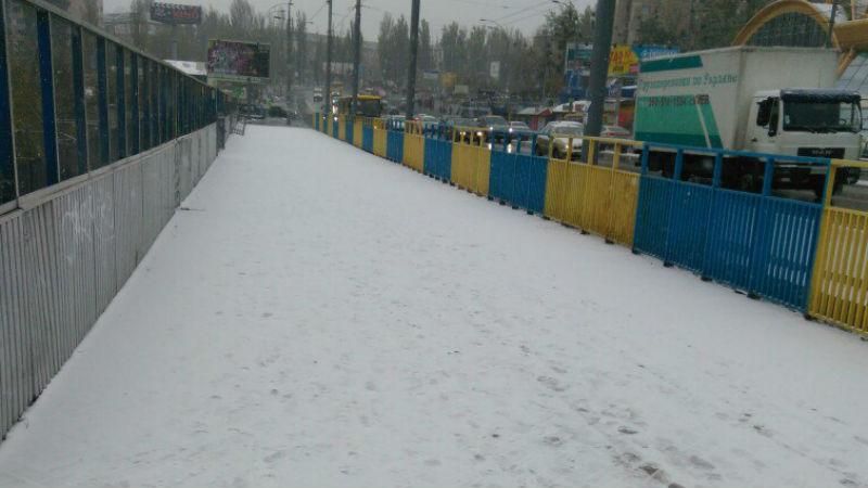 Снегопад в Киеве. В соцсетях активно делятся "заснеженными" фото