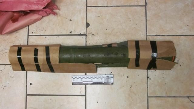 Чоловік розгулював з гранатометом у Київському метро Чоловік розгулював з гранатометом у Київському метро