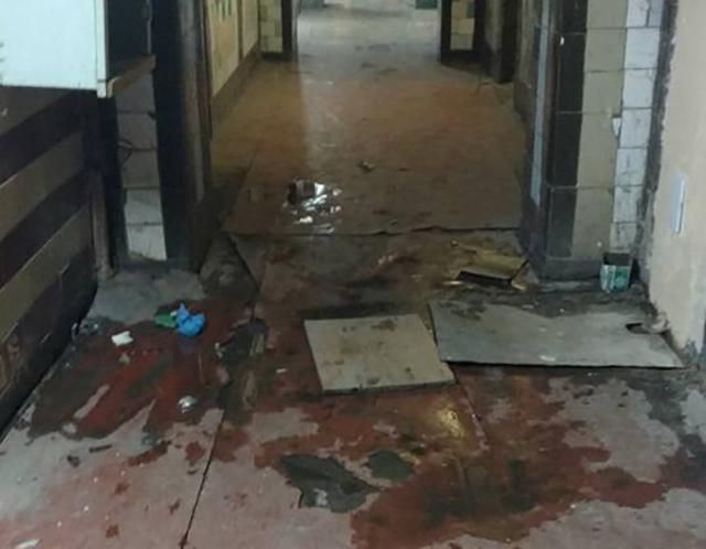 Разбитая плитка и рваный линолеум: ужасные фото детской больницы в Киеве