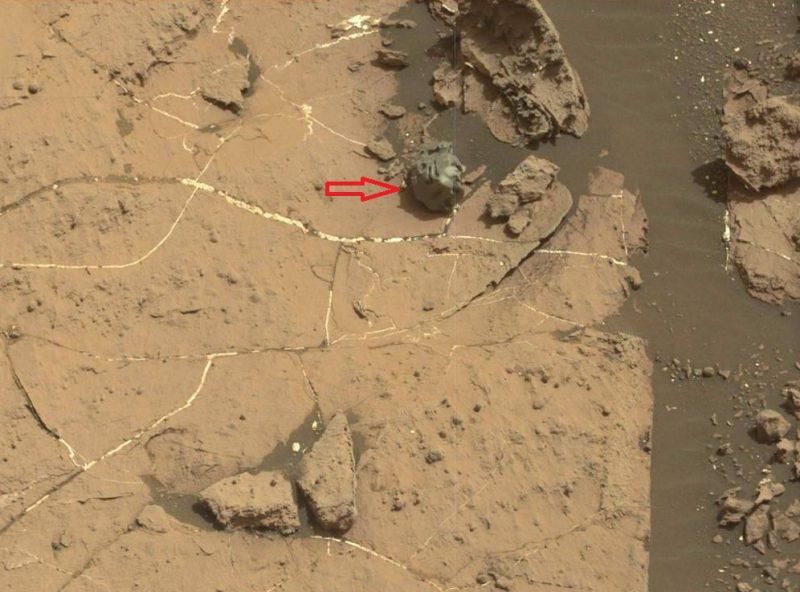 Вчених здивував незвичний метеорит, знайдений на Марсі: з'явилися фото
