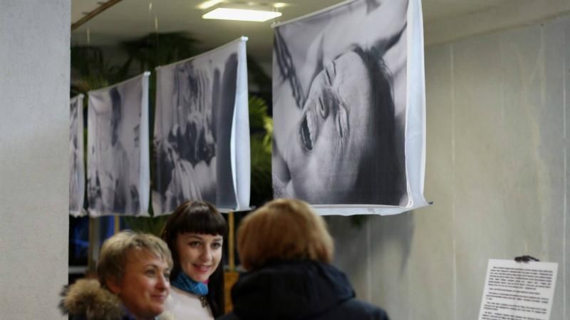 У Сєвєродонецьку закрили фотовиставку "Народження України" через "порнографію"