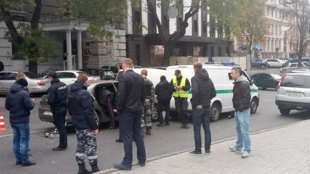 Погоня, стрельба и ДТП: в Одессе Citroen врезался в машину инкассаторов