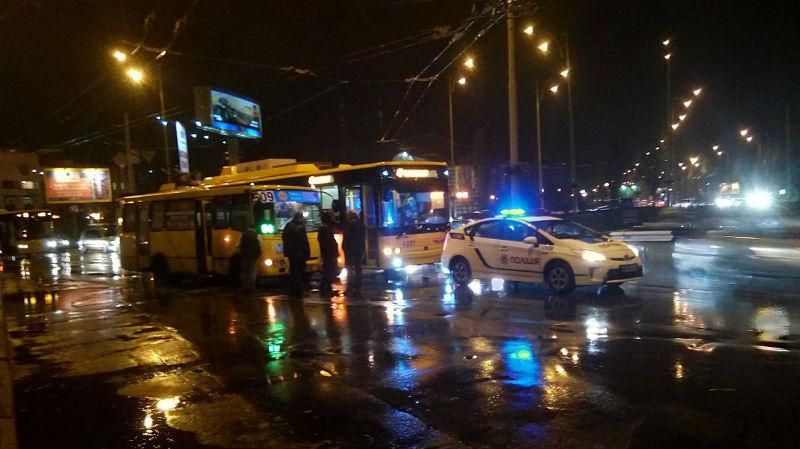 Масштабная авария в Киеве: столкнулись маршрутка и троллейбус