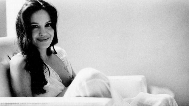 Трогательная и теплая: опубликовали фото Джоли из семейного архива