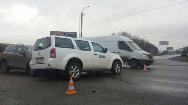 Машина місії ОБСЄ потрапила в аварію у Харкові: є поранені 