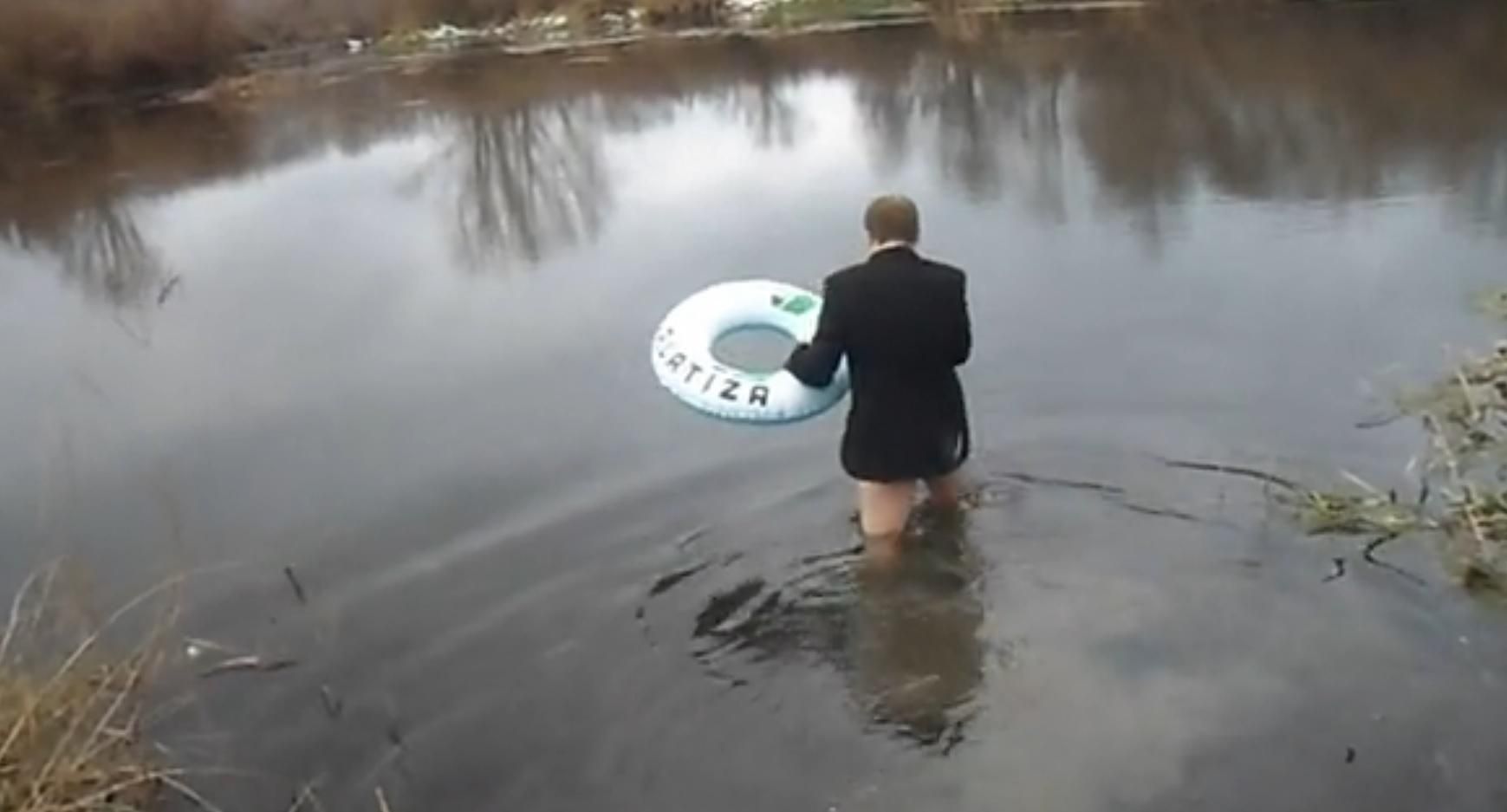 Россиянин опозорился на весь Интернет ради нового iPhone Россиянин опозорился на весь Интернет ради нового iPhone