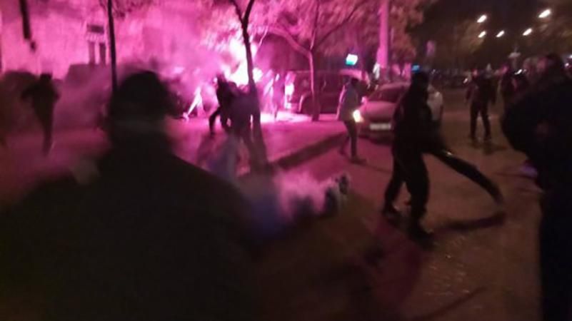 Месиво между фанатами в Одессе: в ход пошли камни, файеры, газ Месиво между фанатами в Одессе: в ход пошли камни, файеры, газ
