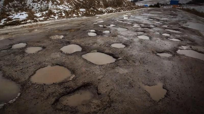 Дорога в Европу. На Волыни асфальт положили прямо в грязь Дорога в Европу. На Волыни асфальт положили прямо в грязь