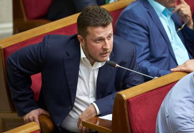 Нардепа спіймали на потрійному "кнопкодавстві" у Раді Нардепа спіймали на потрійному "кнопкодавстві" у Раді