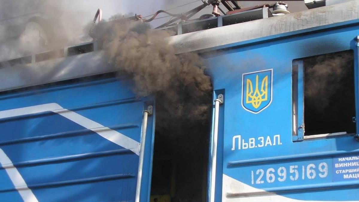 Поезд загорелся на Волыни: машиниста вытаскивали из огня Поезд загорелся на Волыни: машиниста вытаскивали из огня