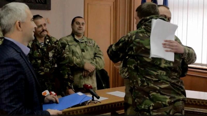 Бійці зі сльозами на очах отримали ключі від новеньких квартир Бійці зі сльозами на очах отримали ключі від новеньких квартир