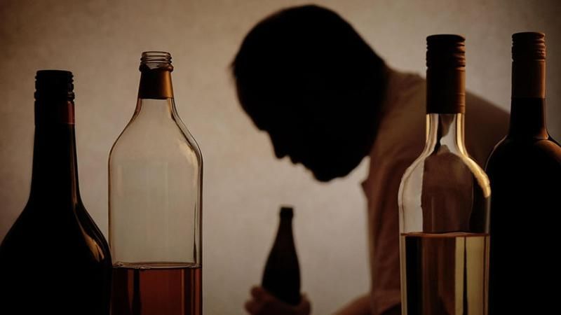 Жінка померла від підробленого алкоголю Жінка померла від підробленого алкоголю