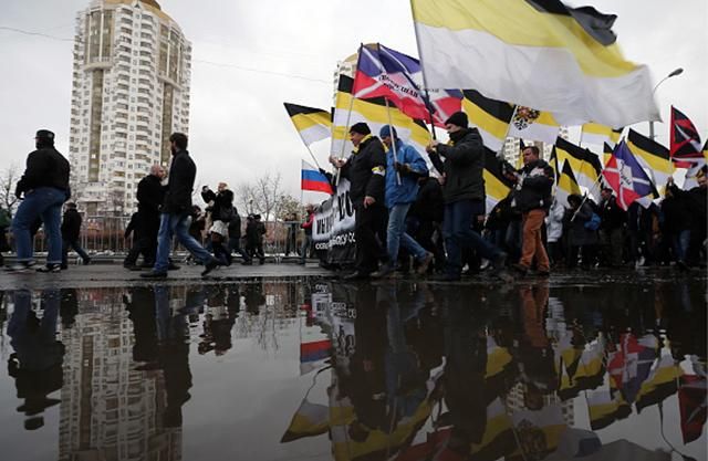 Украинца с желто-голубым флагом задержали на марше в Москве