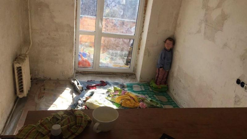 Батько тримав трирічного сина в нелюдських умовах: подробиці викриття наркопритону в Києві