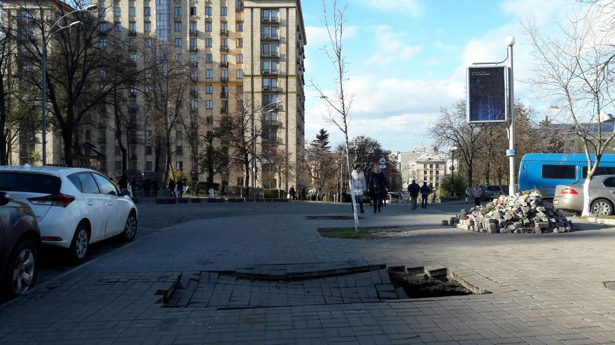 В центре Киева тротуар провалился под землю: появились фото
