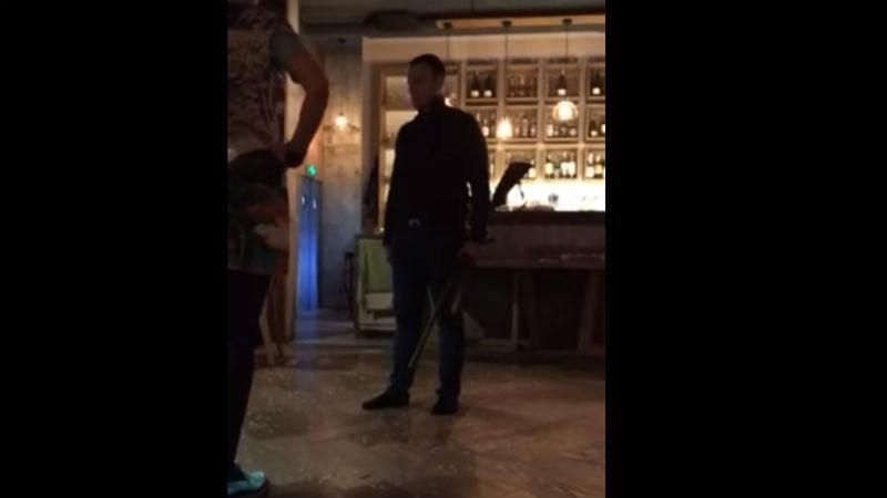 Появилось видео с мужчиной, который устроил стрельбу в киевском ресторане

