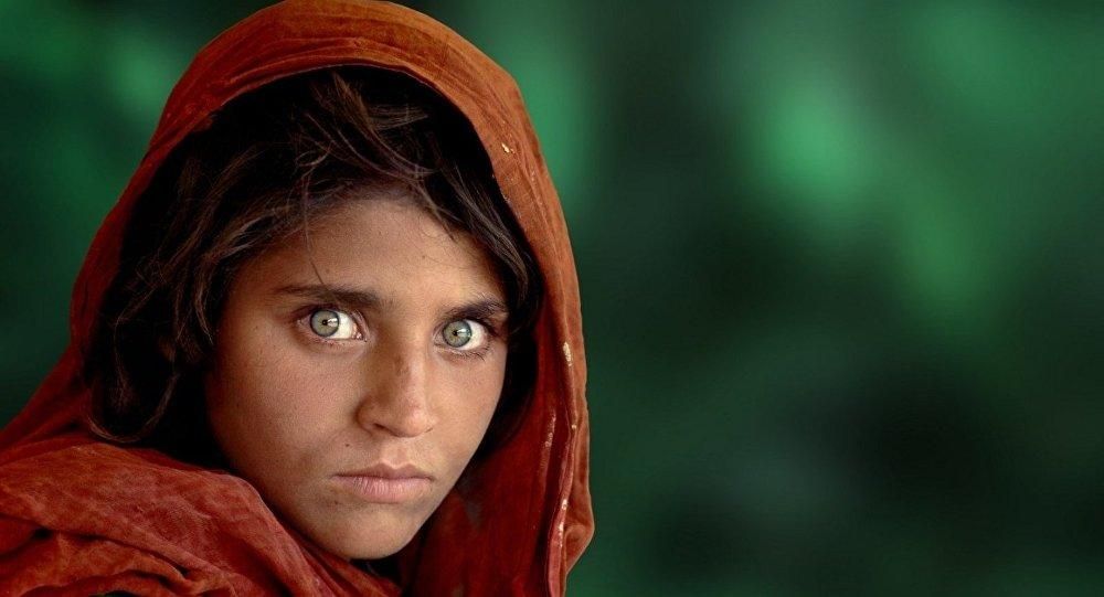 Відому афганську дівчинку з обкладинки National Geographic депортують

