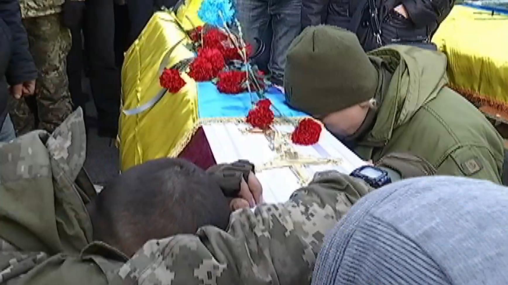 Погибших "айдаровцев" в последний путь провели на коленях: трогательные фото Погибших "айдаровцев" в последний путь провели на коленях: трогательные фото