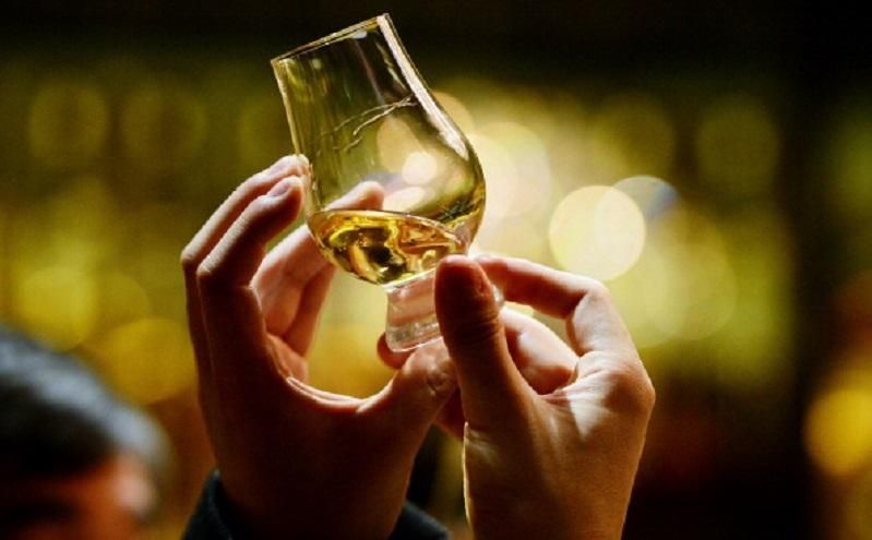 Поддельный алкоголь снова косит украинцев: умерла еще одна женщина Поддельный алкоголь снова косит украинцев: умерла еще одна женщина