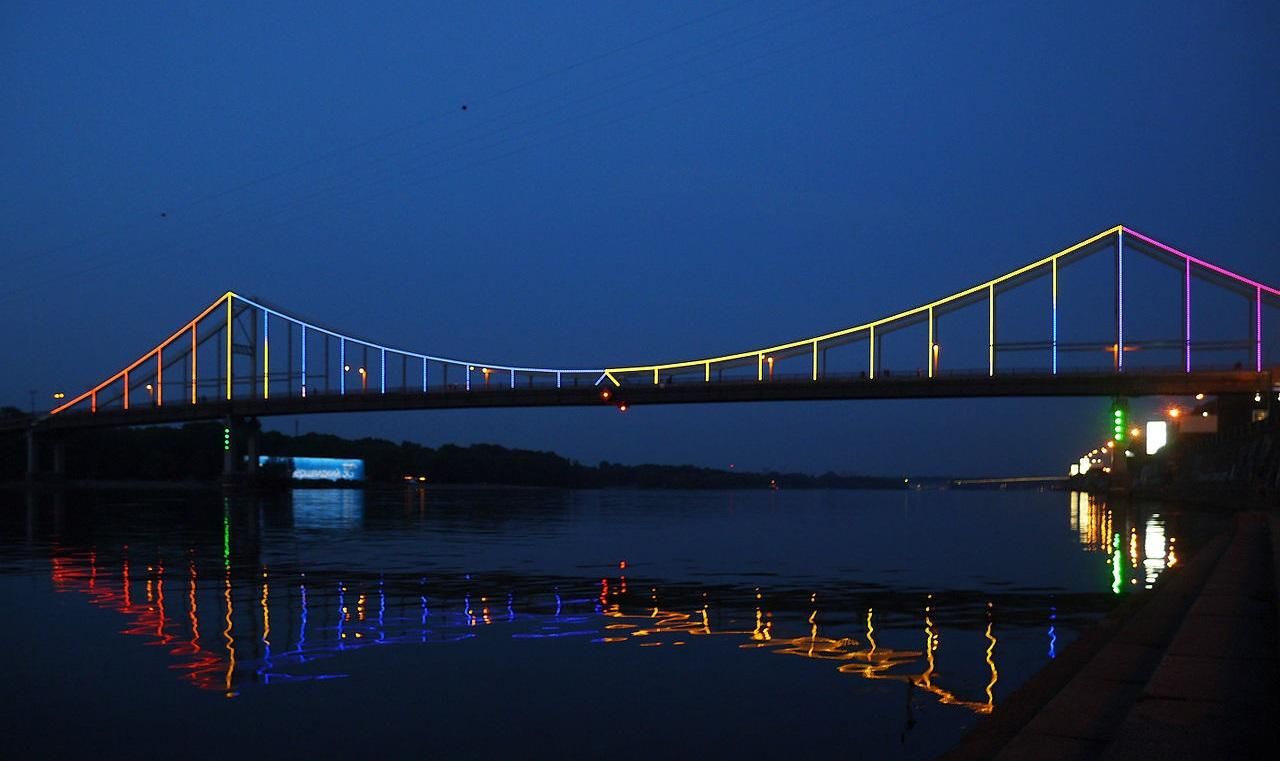 У Києві дівчина впала з мосту