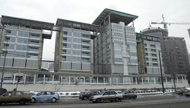 У Москві манекенами закидали посольство Великобританії У Москві манекенами закидали посольство Великобританії