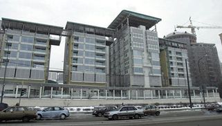 В Москве манекенами забросали посольство Великобритании