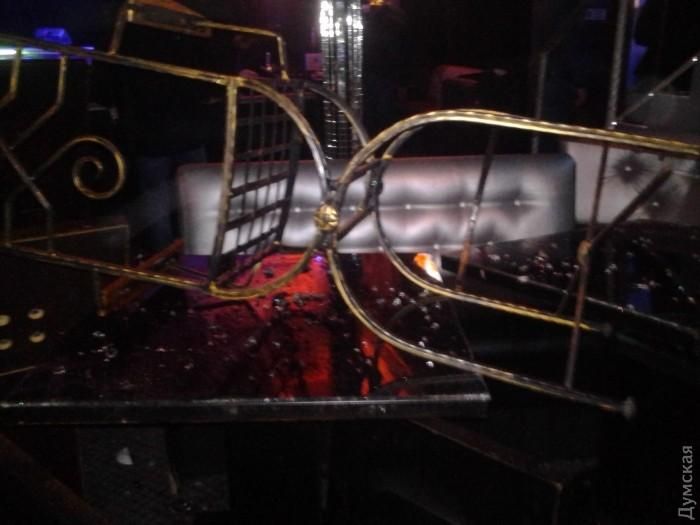 Футбольні фанати влаштували погром у караоке-клубі в Одесі Футбольні фанати влаштували погром у караоке-клубі в Одесі