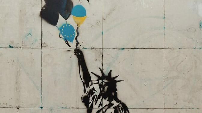 Фотофакт: у Ялті затерли проукраїнське графіті Фотофакт: у Ялті затерли проукраїнське графіті