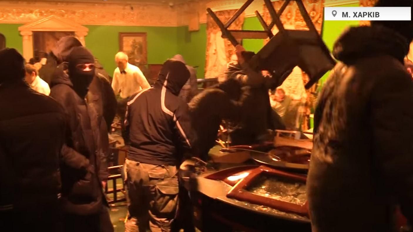 З'явилось відео, як активісти "Азову" трощили казино у Харкові З'явилось відео, як активісти "Азову" трощили казино у Харкові