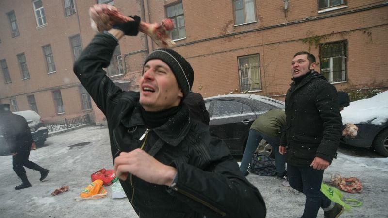 Українське консульство в Росії закидали великими кістками 