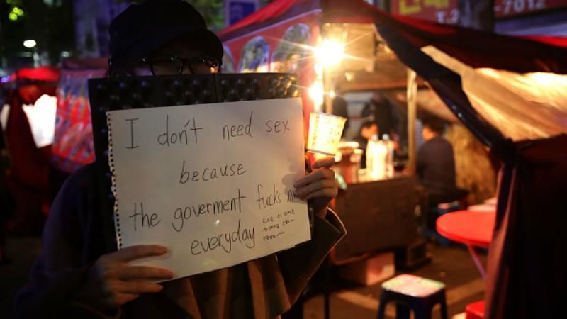 Красные плакаты и тысячи свечей: в Корее требуют отставки президента