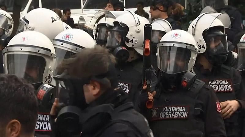 Турецкие правоохранители водометами разгоняли митинг против арестов оппозиции