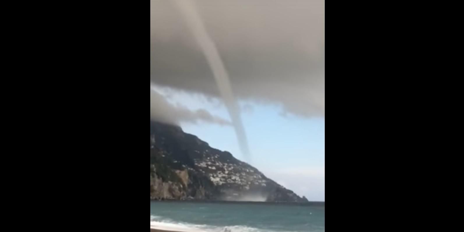 Стихія продовжує атакувати Італію – в країні пронісся водяний смерч Стихія продовжує атакувати Італію – в країні пронісся водяний смерч