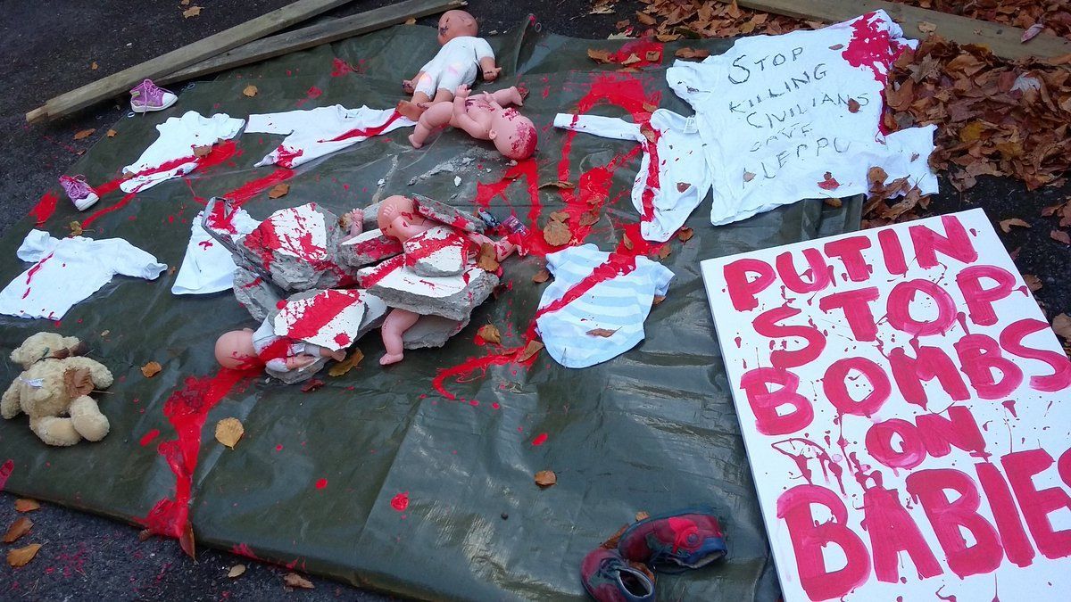 Іграшками в "крові" закидали посольство Росії в Ірландії Іграшками в "крові" закидали посольство Росії в Ірландії