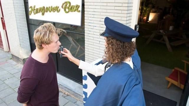 В Нидерландах создали бар, где лечат от похмелья В Нидерландах создали бар, где лечат от похмелья