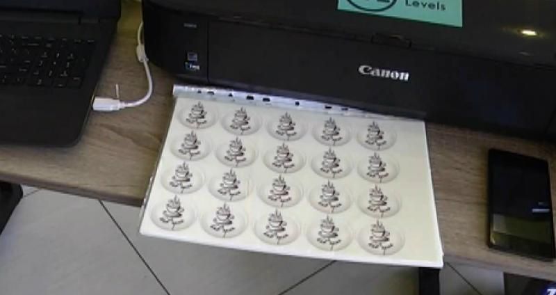 Переселенець з Луганщини виготовляє їстівні листівки Переселенець з Луганщини виготовляє їстівні листівки