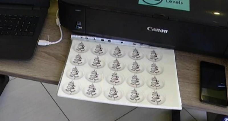 Переселенец из Луганщины производит съедобные открытки