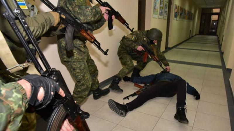 Як спецназ очищував будівлю від "терористів" – з’явились ефектні фото Як спецназ очищував будівлю від "терористів" – з’явились ефектні фото