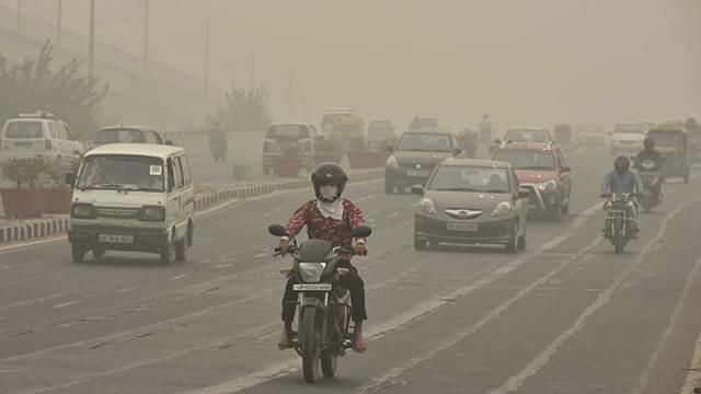 В Индии чрезвычайно загрязненный воздух: людей просят не выходить из дома