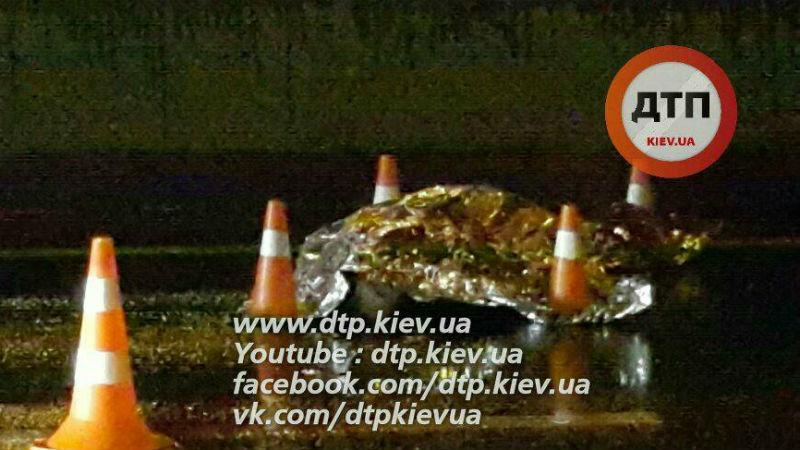 Жуткая авария в Киеве. Мужчина с мальчиком попали под машину, есть погибший