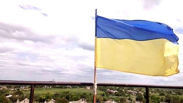 Партизаны подняли над оккупированным поселком украинский флаг