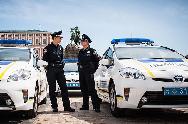 Мотоцикліст хотів підпалити себе і патрульних у Києві Мотоцикліст хотів підпалити себе і патрульних у Києві