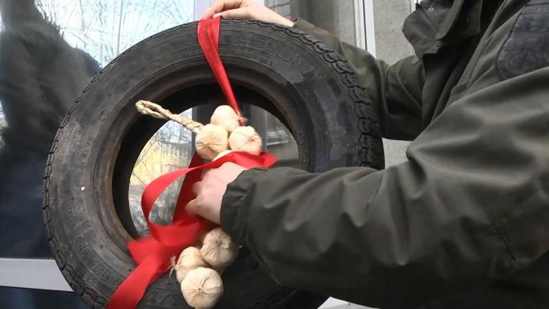 Бунт в Черкассах: активисты принесли в полицию шины и чеснок