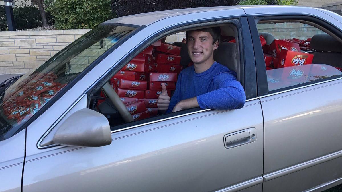 "Шоколадное преступление": Kit Kat подарил студенту тысячи шоколадок, когда у него украли батончик "Шоколадное преступление": Kit Kat подарил студенту тысячи шоколадок, когда у него украли батончик