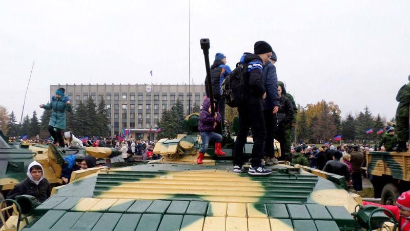Ленін в могилі перекидається. Журналіст показав, як в  "ДНР" святкують "день революції"