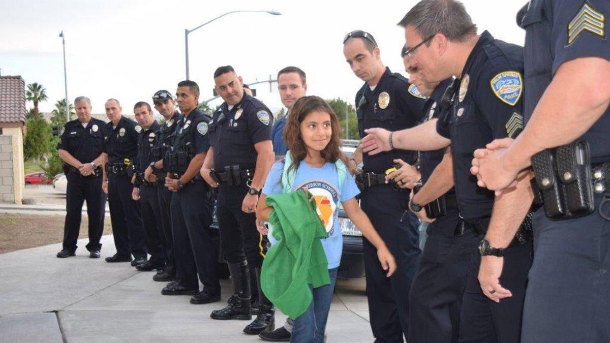 Незвичний поліцейський ескорт для 8-літньої дівчинки зробили у США Незвичний поліцейський ескорт для 8-літньої дівчинки зробили у США