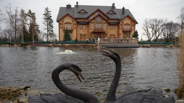 Вся недвижимость Януковича в Межигорье оказалась под арестом Вся недвижимость Януковича в Межигорье оказалась под арестом