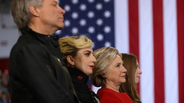 Не стой на месте: в Клинтон креативным роликом призвали идти на выборы