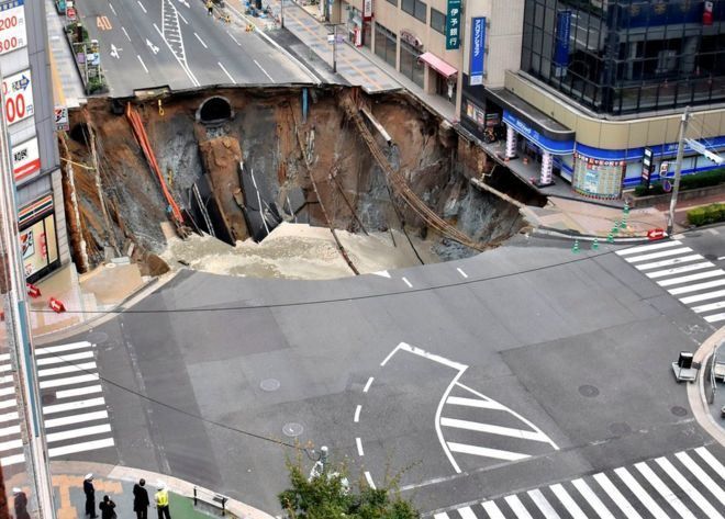 Дорога обрушилась на 15 метров в землю в Японии: впечатляющее видео и фото