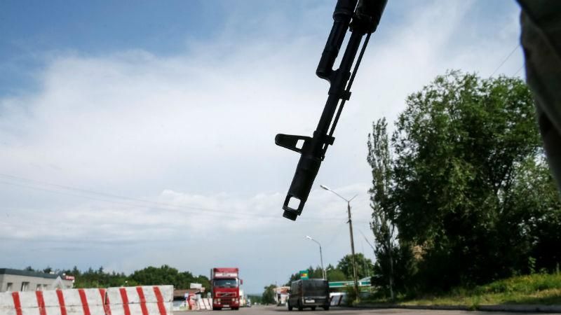 Люди ризикують життям дітей, щоб перевезти більше вантажу на окуповані території 